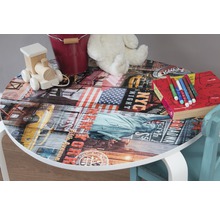 Kindertafel met New York motief en speelgoed