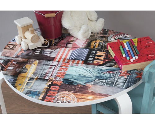 Kindertafel met New York motief en speelgoed