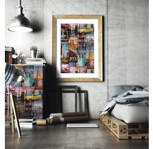 Woonkamer met een ingelijste afbeelding van New York, een kast met een soortgelijk motief en een bed op een pallet