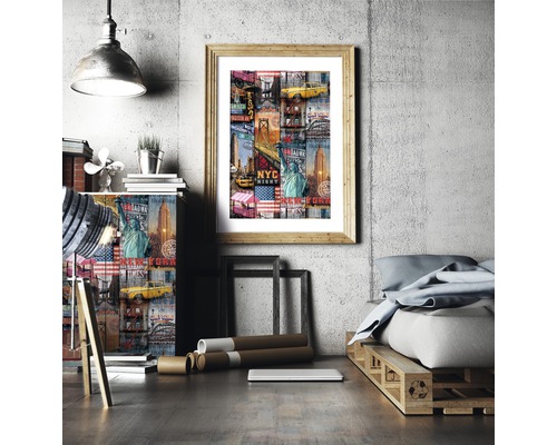 Woonkamer met een ingelijste afbeelding van New York, een kast met een soortgelijk motief en een bed op een pallet