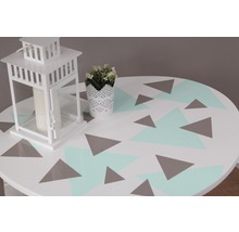 Decoratieve tafel met geometrisch patroon, lantaarn en potplant