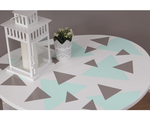 Decoratieve tafel met geometrisch patroon, lantaarn en potplant