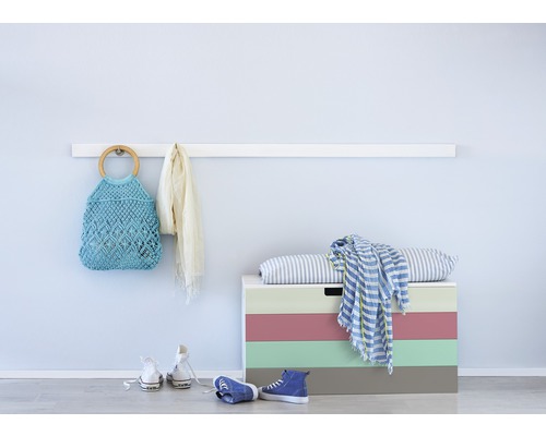 Wandgarderobe met tas, sjaal, schoenen en speelgoedkist in de hal