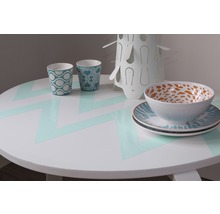 Gedekte ronde tafel met servies en bekers