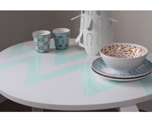 Gedekte ronde tafel met servies en bekers