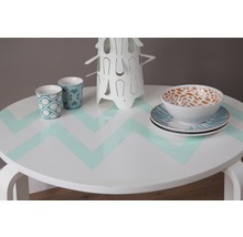 Decoratieve tafel met servies en windlicht