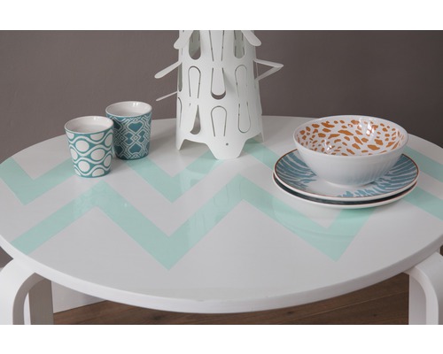 Decoratieve tafel met servies en windlicht