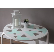 Decoratieve tafel met geometrisch patroon, lantaarn en potplant