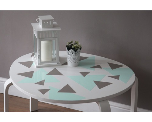 Decoratieve tafel met geometrisch patroon, lantaarn en potplant
