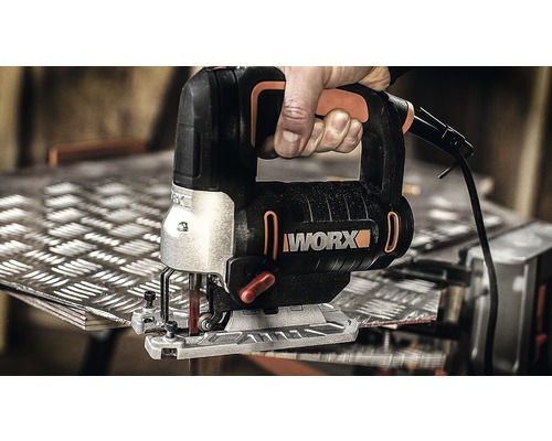 WORX decoupeerzaag bij het zagen van metaal
