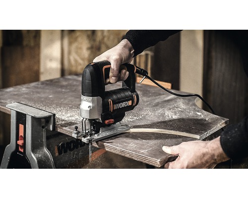 Een decoupeerzaag van het merk WORX snijdt hout.