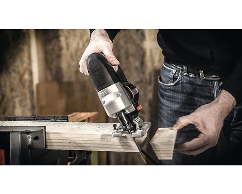 Een decoupeerzaag snijdt een houten plank.