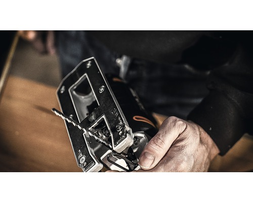 Close-up van een decoupeerzaag met zaagblad in een hand