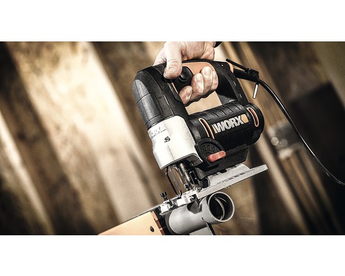 WORX decoupeerzaag bij het snijden van een buis