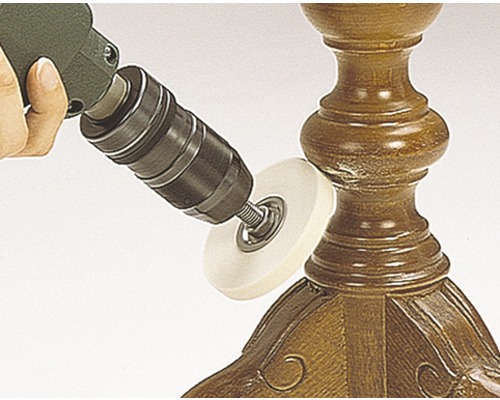 Schuurmachine met polijstkop op houten meubilair