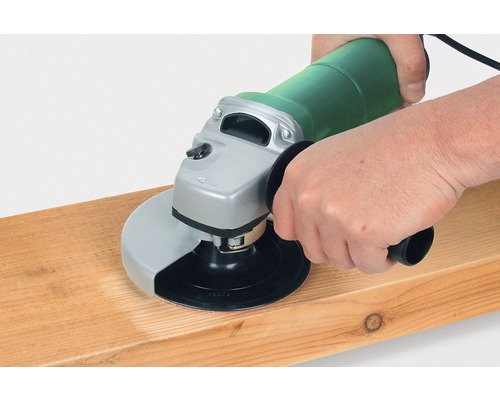 Iemand schuurt hout met een haakse slijper.