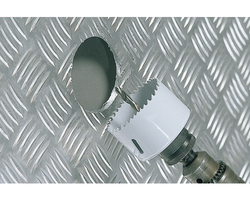 Gatenzaag boort gat in metaal