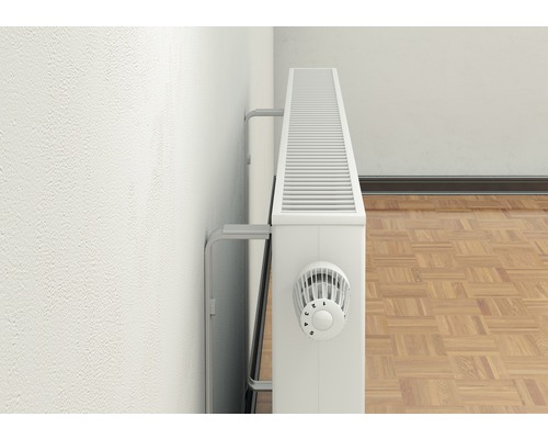 Radiator aan de muur met thermostaat