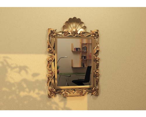 Spiegel met sierlijke lijst aan een wand