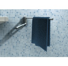 Handdoekhouder met blauwe handdoek in de badkamer