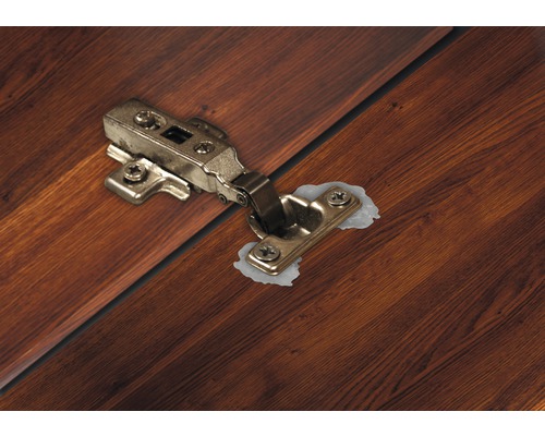 Meubelscharnier bevestigd op hout