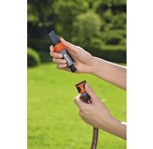 Tuinslangkoppelingen worden met de hand verbonden