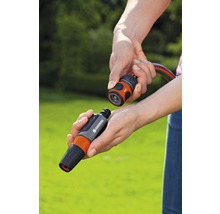 Handen verbinden een Gardena slangstuk met een slangconnector