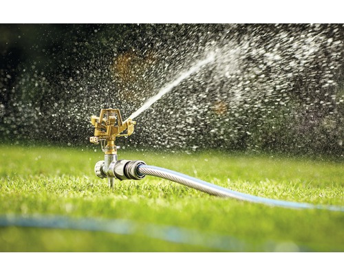 Tuinsproeier die een gazon besproeit