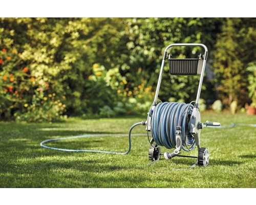 Tuinslangwagen met slang in de tuin