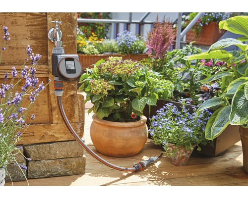 Gardena kraan met irrigatiecontrole en tuinslang voor beplante tuin