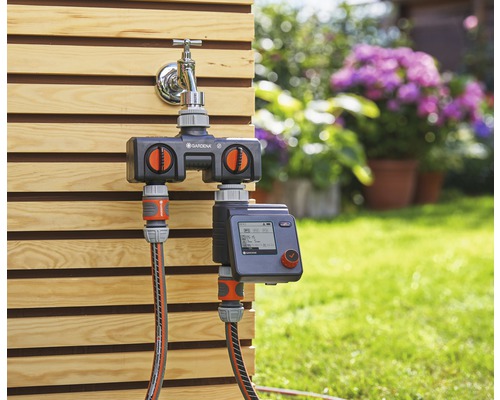 Gardena waterverdeler met irrigatiecomputer op de waterkraan gemonteerd
