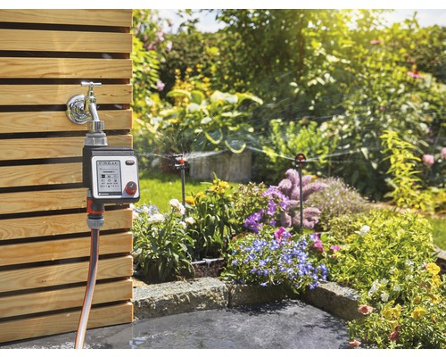 Tuinbesproeiingssysteem met besproeiingscomputer en sproeiers in een tuin