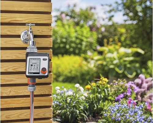 Tuinbewateringssysteem met digitale bediening op de waterkraan in de tuin.