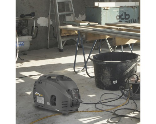 Generator in een werkplaats met werkbank, ladder en gereedschap