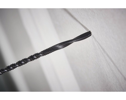 Close-up van een metalen boor met spiraalvormige punt en ruw oppervlak