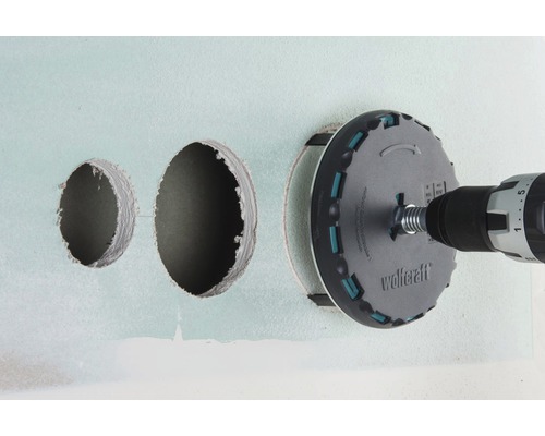 Wolfcraft gatenzaag in gebruik op een muur