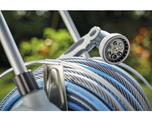 Opgerolde tuinslang met sproeikop