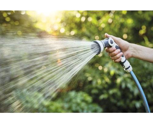 Besproeien met een tuinspuit