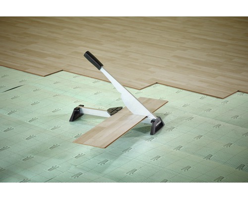 Laminaatsnijder snijdt laminaat op een isolerende onderlaag