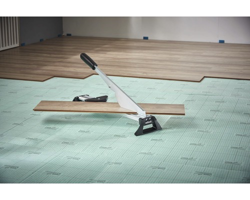 Laminaatsnijder snijdt laminaat op ondervloer