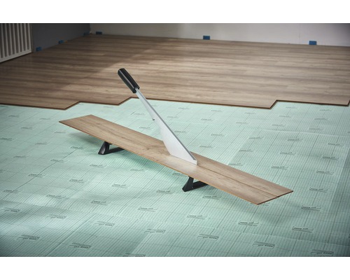 Laminaatsnijder snijdt laminaatplank op isolerende onderlaag