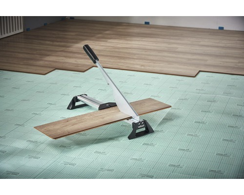 Laminaatsnijder snijdt laminaat op isolerende onderlaag