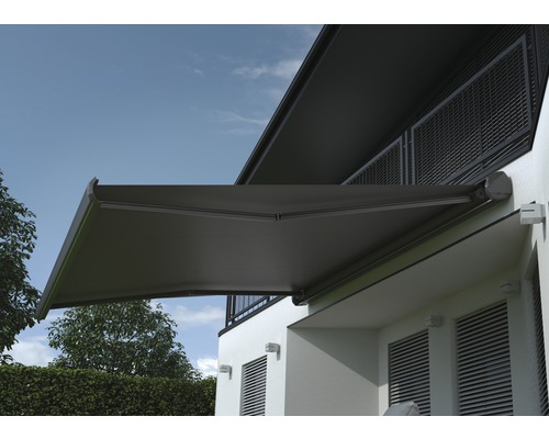 Uitgeklapte knikarmscherm aan huis