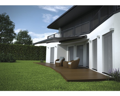 Huisaanzicht met zonnescherm, terras en tuinmeubelen