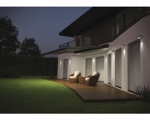 Huis met zonnescherm, terras, tuin en buitenverlichting