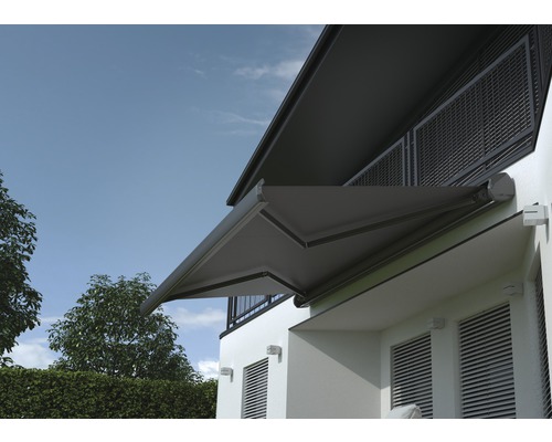 Uitgeschoven knikarmscherm aan het huis