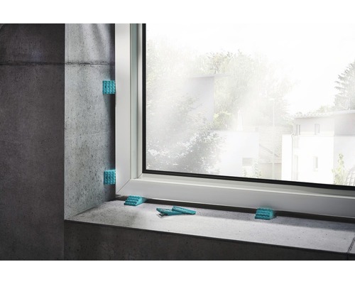 Raam met montage wiggen voor installatie