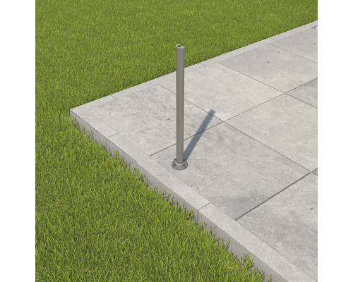 Paal op een verharde ondergrond naast gras
