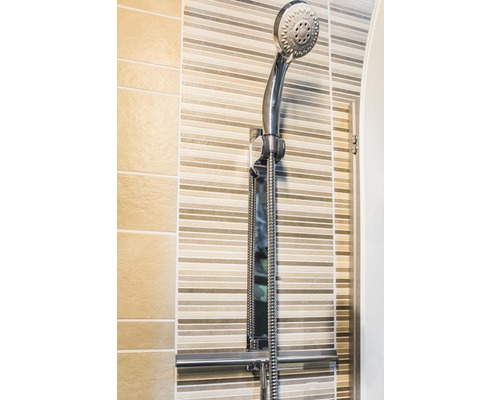 Handdouche met doucheslang en douchestang in de badkamer