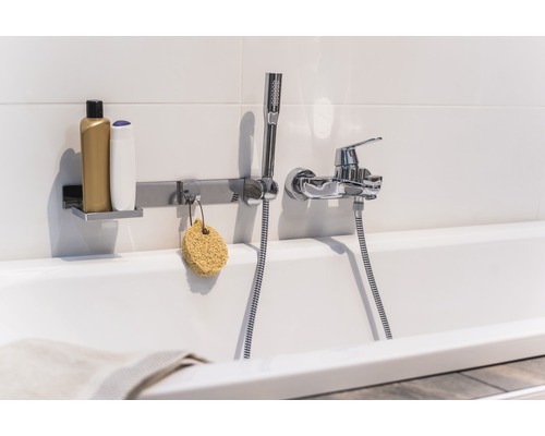 Bad met kraan, douche en plank voor badkamerbenodigdheden